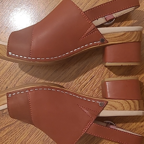 Dansko leather sandal. - Picture 5 of 6